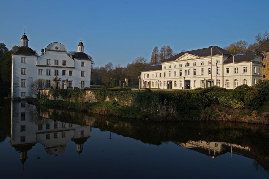 Bild des Schloss Borbeck und des Wirtschaftsgebäudes - Aktzeichnen in Essen